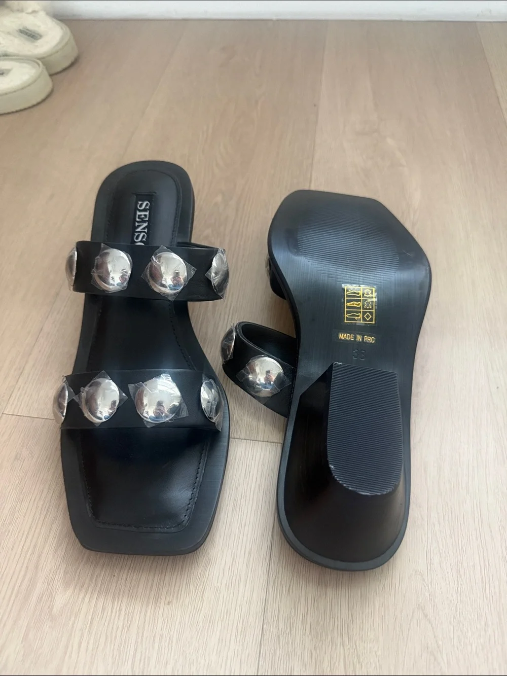 SENSO Black Leather Studded Sandals NWT